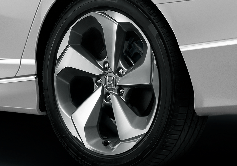 18 Bold Alloy Wheel
